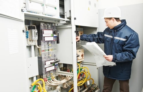 Electricien Paris 9 - homme devant un tableau électrique