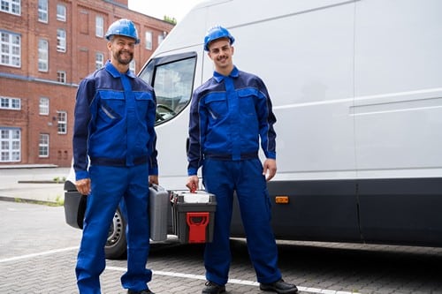 Electricien Rennemoulin - deux hommes devant leur camionnette