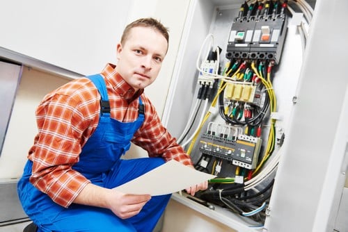 electricien saint-nom-la-bretèche - homme devant un chantier