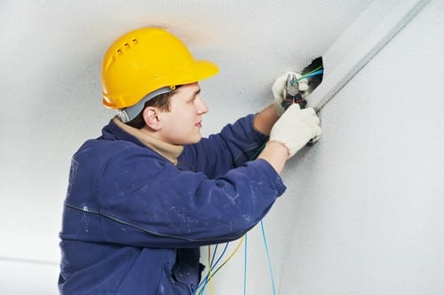 Electricien Saint-Victoret - un homme installe des câbles électriques dans le mur