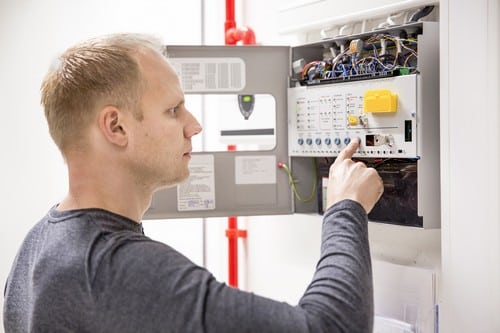 Electricien Tresses - homme qui regarde un tableau électrique