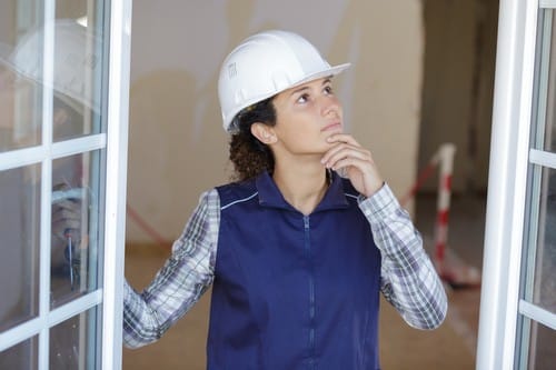 Vitrier Fonbeauzard - femme qui examine deux fenêtres