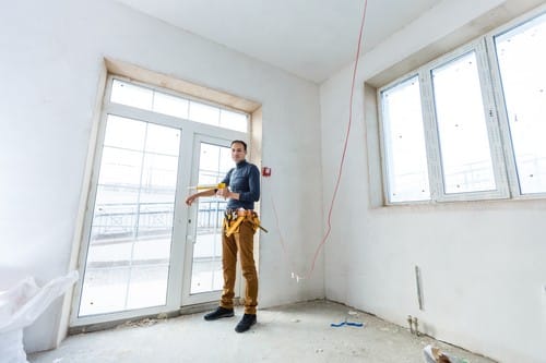 Vitrier Cassis - homme sur un chantier qui se tient devant les fenêtres