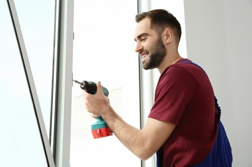 Vitrier Latresne - homme qui colle les bords d'une fenêtre