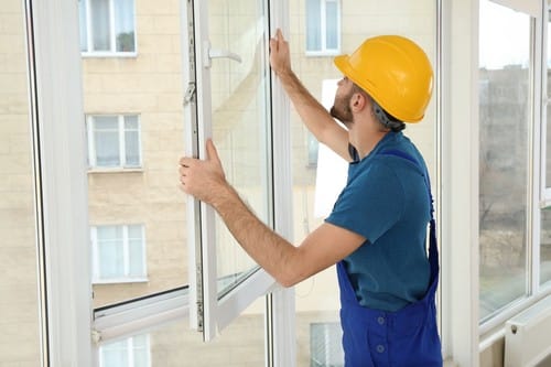 Vitrier Mimet - un homme qui installe une fenêtre