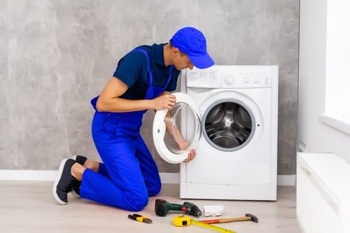 Plombier Beausoleil - les bons artisans - plombier qui intervient sur une machine à laver