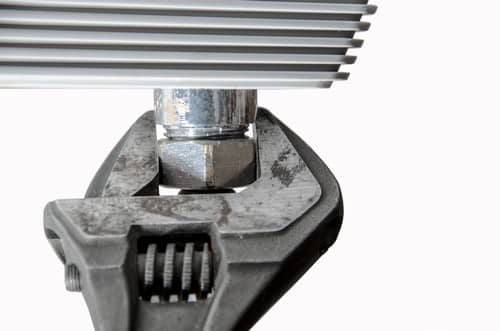 Plombier Chenôve - visuel d'un outil qui règle les tuyaux