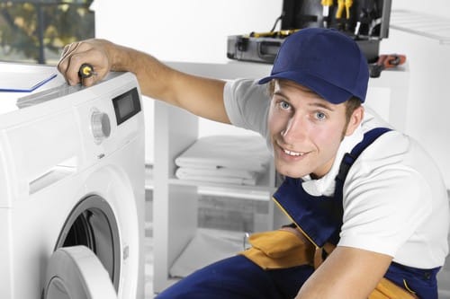 Plombier Digne-les-Bains - les bons artisans - Plombier qui intervient sur une machine à laver