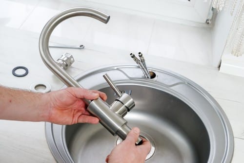 Plombier Lamballe - les bons artisans - plombier qui répare un robinet
