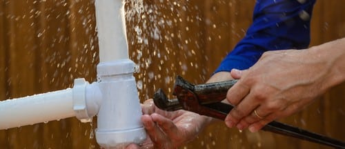 Plombier Le Pré-Saint-Gervais - mains d'un homme qui règle un tuyau car il y a une fuite d'eau