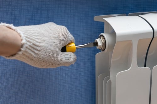 Plombier Le Relecq-Kerhuon - les bons artisans - intervention sur un radiateur