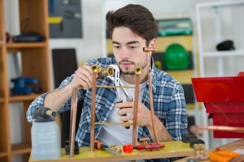 Plombier Luçon - les bons artisans - plombier en atelier