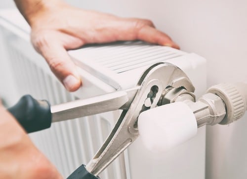 Plombier Luçon - les bons artisans - intervention sur un radiateur