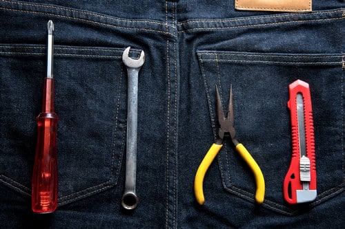 Plombier Moissy-Cramayel - visuel d'outils attachés à un pantalon d'un plombier