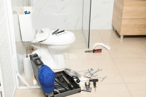 Plombier Romorantin-Lanthenay - visuel d'outils à côté d'un cabinet de toilette