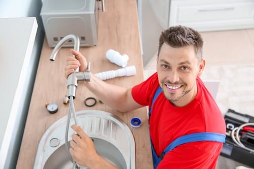 Plombier Saint-Junien - Un plombier qui installe un lavabo