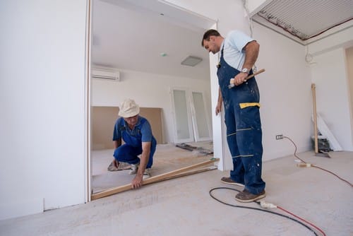 Serrurier Paris 10 - les bons artisans - serruriers qui préparent 'l'installation d'une porte