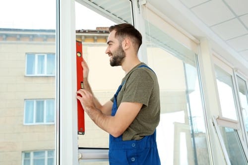 Vitrier Le Vésinet - homme qui installe une fenêtre