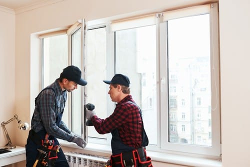 Vitrier Milon-la-Chapelle - deux hommes qui installent une fenêtre