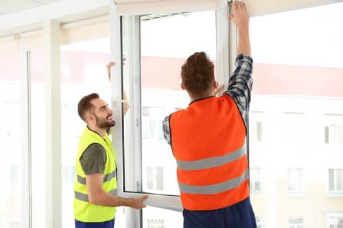 Vitrier Sathonay-Village - deux hommes qui installent une fenêtre