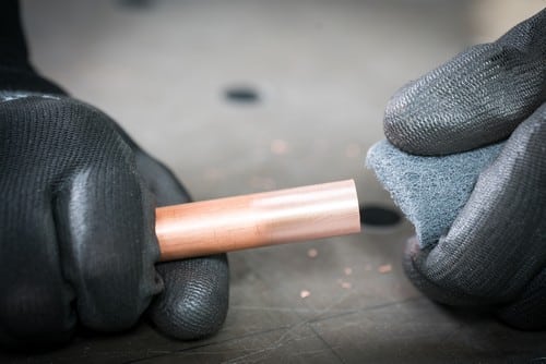 chauffagiste Boissy-Saint-Léger - un artisan prépare un tuyau de cuivre