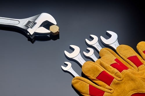chauffagiste Vauréal - des clés plates et un gant de travail