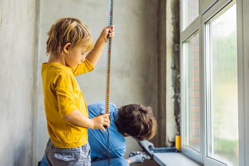 vitrier Aigremont - Deux enfants devant une fenêtre