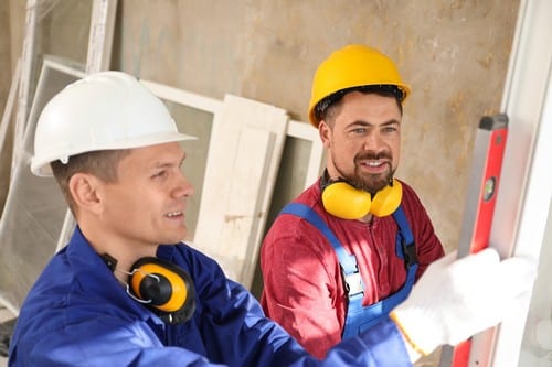 Vitrier Allennes-les-Marais - deux hommes qui installent des fenêtres sur un chantier