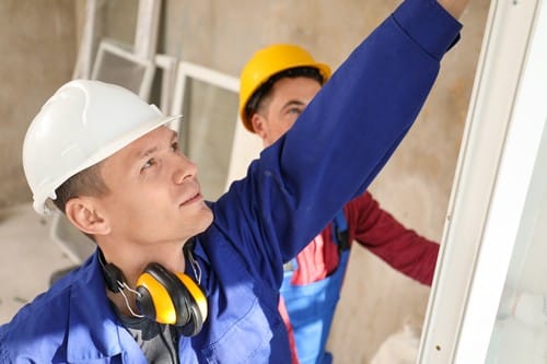 Vitrier Allennes-les-Marais - deux hommes qui installent des fenêtres sur un chantier