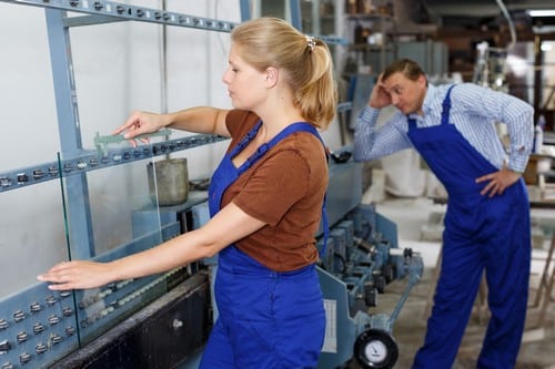 vitrier Chavenay - deux vitriers dans leur atelier