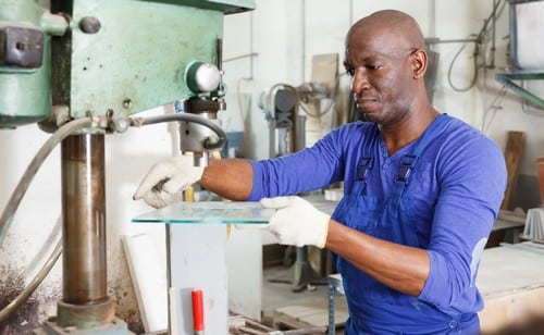 Vitrier Chéreng - homme qui fabrique des fenêtres dans une usine