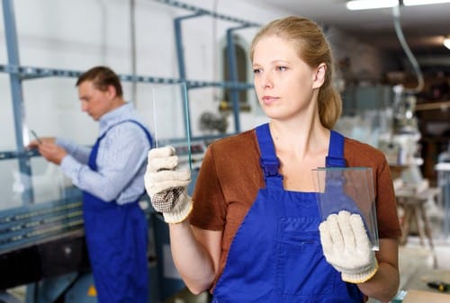Vitrier Ennetières-en-Weppes - deux personnes dans une usine qui fabrique des fenêtres