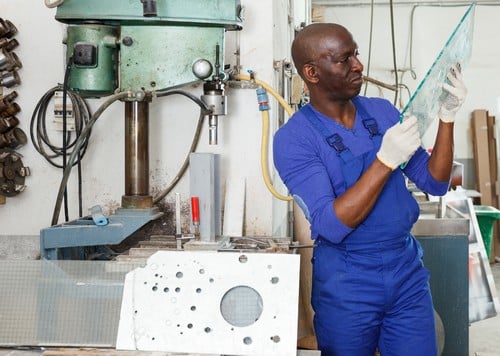 Vitrier Fontaines-sur-Saône - homme qui fabrique une fenêtre dans une usine