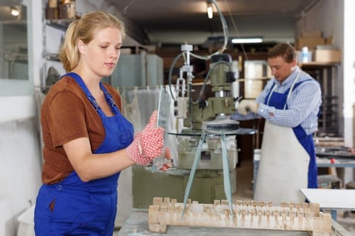 Vitrier Houplines - deux personnes dans une usine qui fabrique des fenêtres