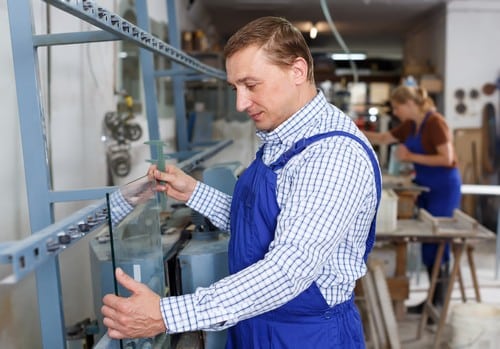 Vitrier La Mulatière - homme qui se trouve dans une usine qui fabrique des fenêtres