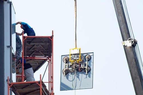 Vitrier Lannoy - grue qui porte une vitre pour pouvoir l'installer