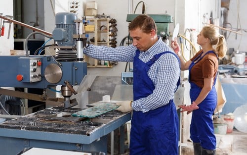 Vitrier Quesnoy-sur-Deûle - deux personnes qui sont dans une usine qui fabrique des fenêtres