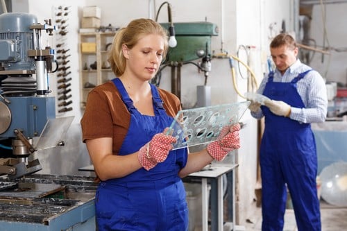 Vitrier Radinghem-en-Weppes - deux personnes dans une usine qui fabrique des fenêtres