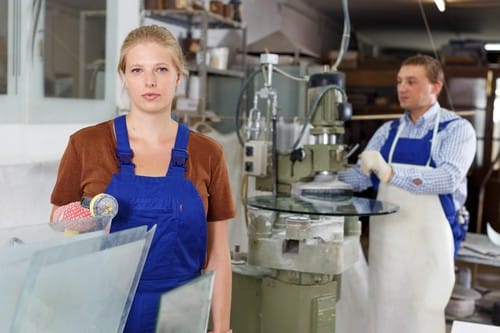 Vitrier Sailly-lez-Lannoy - deux personnes dans une usine qui fabrique des fenêtres