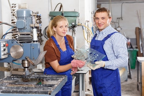 Vitrier Willems - deux personnes dans une usine qui fabrique les fenêtres