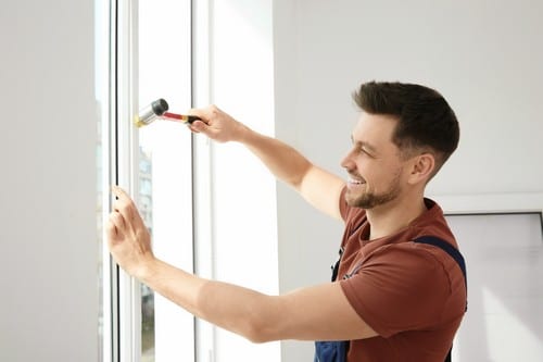 Vitrier Capinghem - homme qui installe une fenêtre