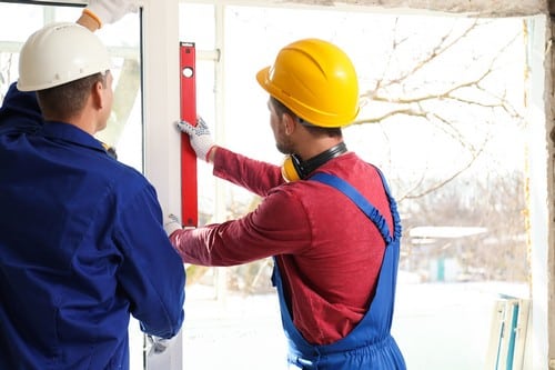 Vitrier Ceyreste - deux hommes qui installent une fenêtre