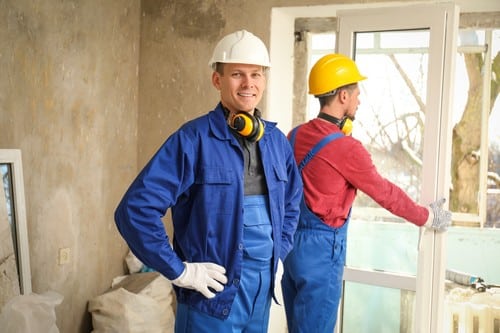 Vitrier Chateauneuf-le-Rouge - deux hommes sur un chantier dont un qui installe une fenêtre