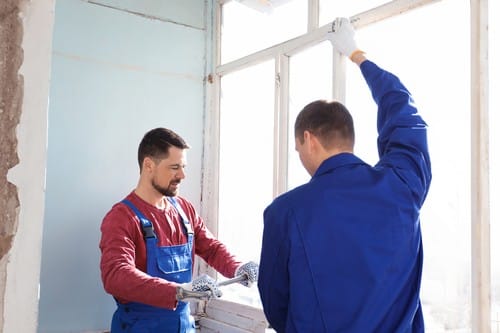 Vitrier Fuveau - deux hommes qui installent des fenêtres