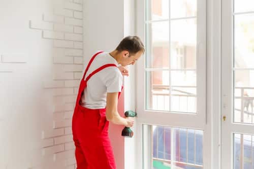 Vitrier Gémenos - homme qui installe des fenêtres