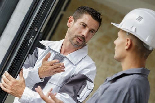 Vitrier Gréasque - deux hommes qui discutent devant une fenêtre