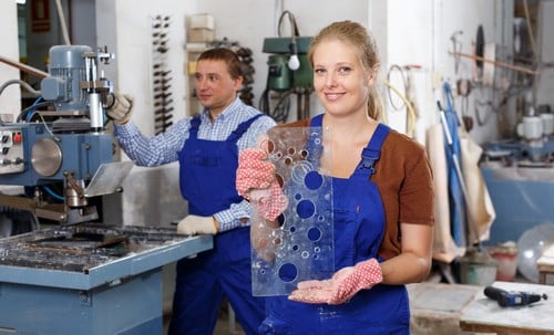 Vitrier Gréasque - deux personnes dans une usine pour fabriquer les fenêtres