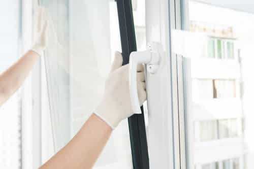 Vitrier La Bouilladisse - mains d'un homme qui installent une fenêtre