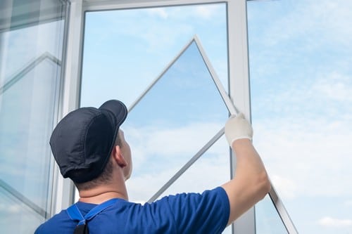 Vitrier Lesquin - un homme qui installe des vitres pour les fenêtres