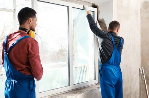 Vitrier Linselles - deux hommes qui installent une fenêtre